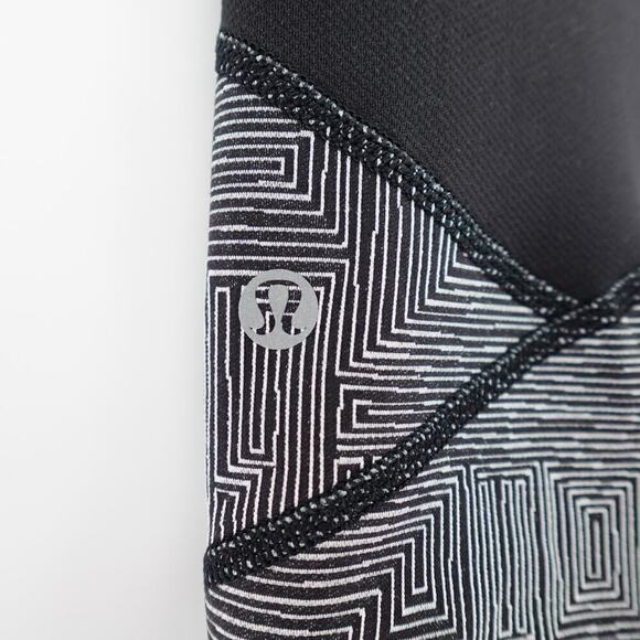 Lululemon Crop Leggings 6 Black Geo Doodle Print Athleisure - Picture 10 of 16